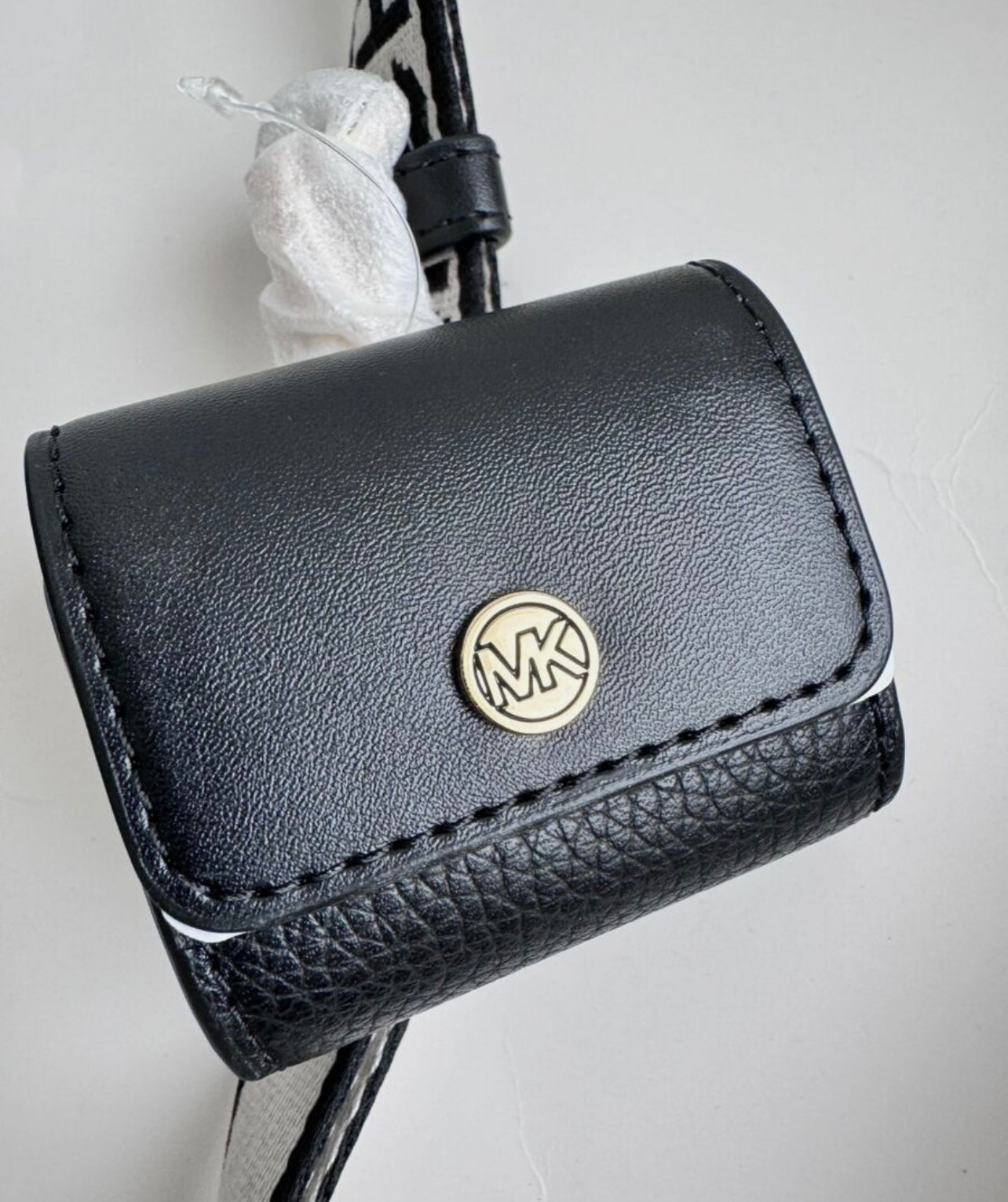 MICHAEL KORS MIRELLA XS  LEATHER SMARTPHONE CROSSBODY BAG WITH AIRPOD CASE - BLACK