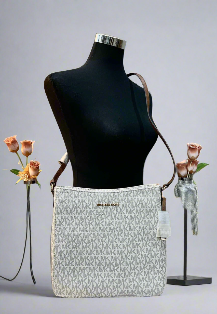 MICHAEL KORS JET SET TRAVEL LARGE MESSENGER LOGO VANILLA