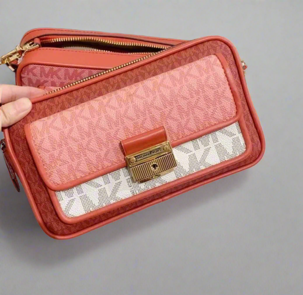 MICHAEL KORS SIGNATURE BRADSHAW POCKET CAMERA CROSSBODY BAG - CINNAMON MULTI