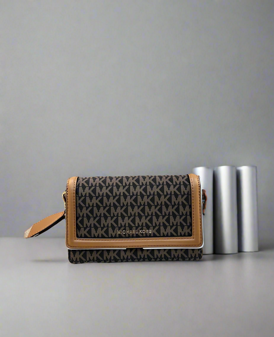 MICHAEL KORS JET SET LOGO SMARTPHONE CROSSBODY BAG - BROWN ACORN