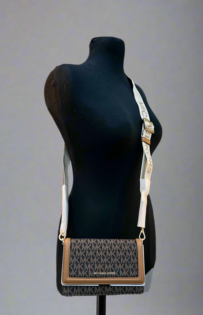 MICHAEL KORS JET SET LOGO SMARTPHONE CROSSBODY BAG - BROWN ACORN