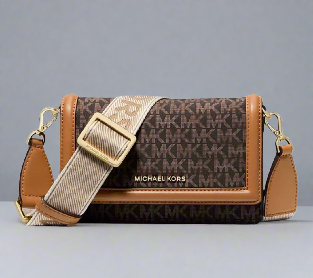 MICHAEL KORS JET SET LOGO SMARTPHONE CROSSBODY BAG - BROWN ACORN