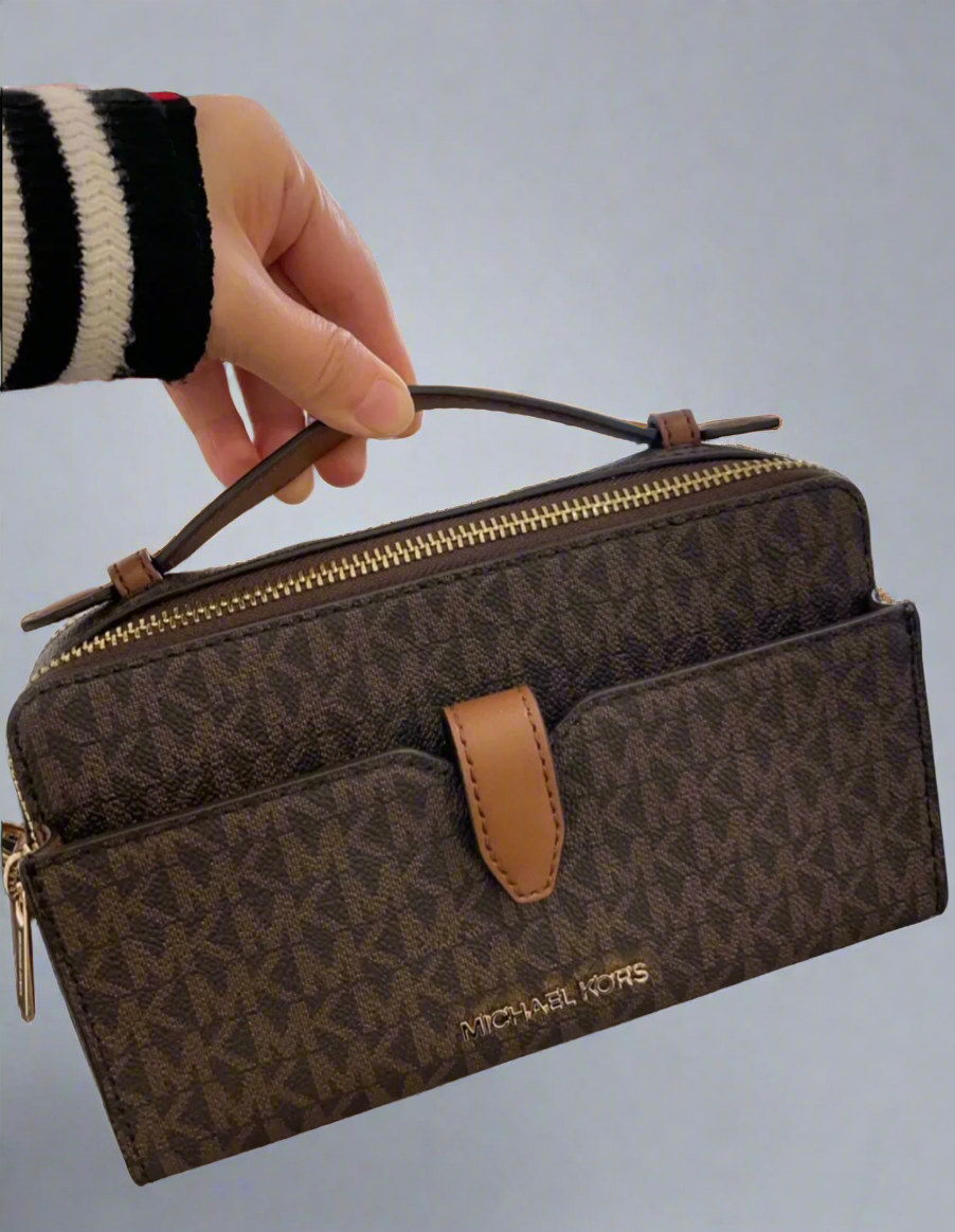 MICHAEL KORS SIGNATURE DOUBLE ZIP SMARTPHONE CROSSBODY - BROWN -ACORN