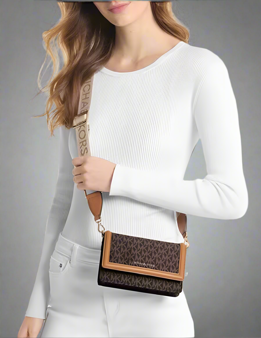 MICHAEL KORS JET SET LOGO SMARTPHONE CROSSBODY BAG - BROWN ACORN