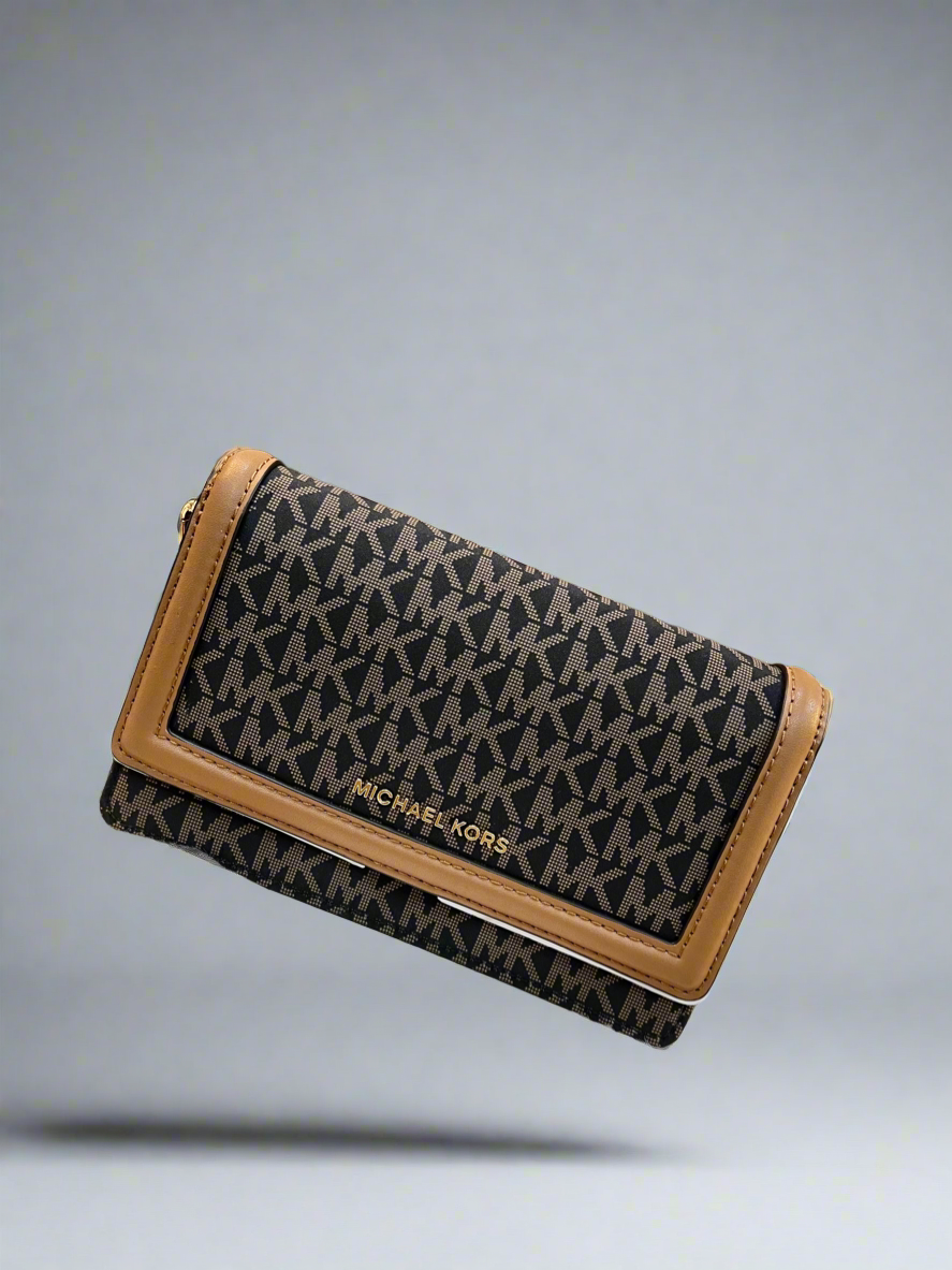 MICHAEL KORS JET SET LOGO SMARTPHONE CROSSBODY BAG - BROWN ACORN